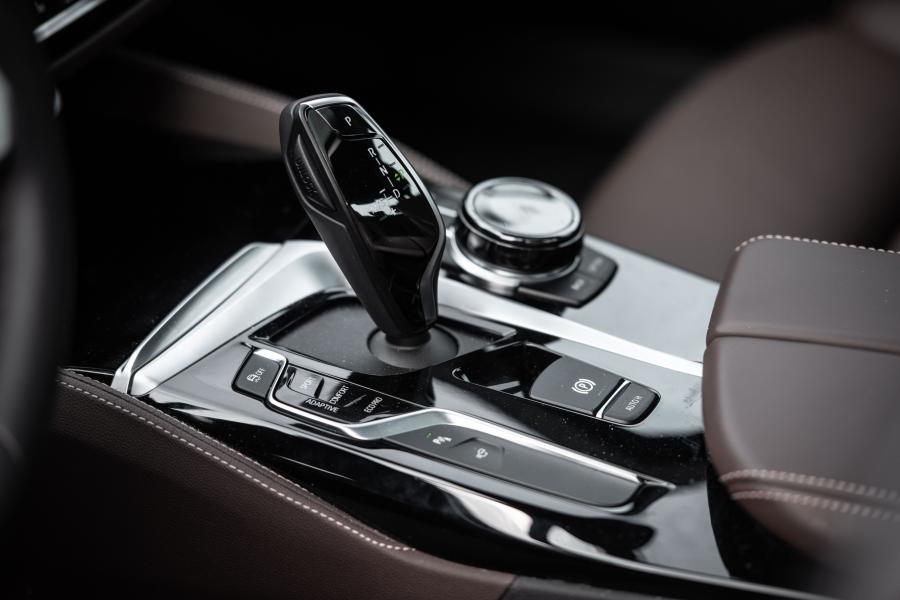 Детали интерьера BMW M550i xDrive Sedan (G30) 2017 года  (NA) (фото 11 из 16)
